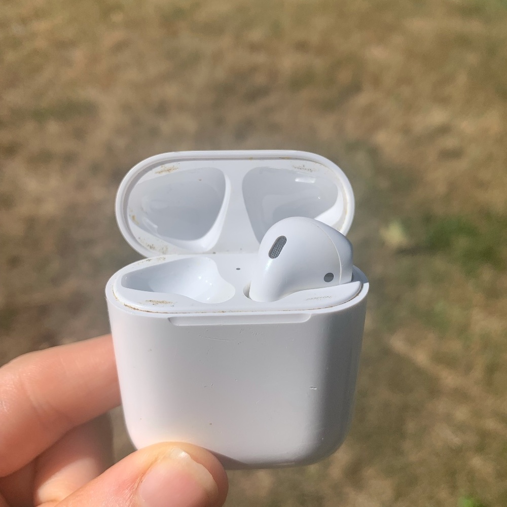 First Generation AirPods - Charging Case and Right AirPod Only